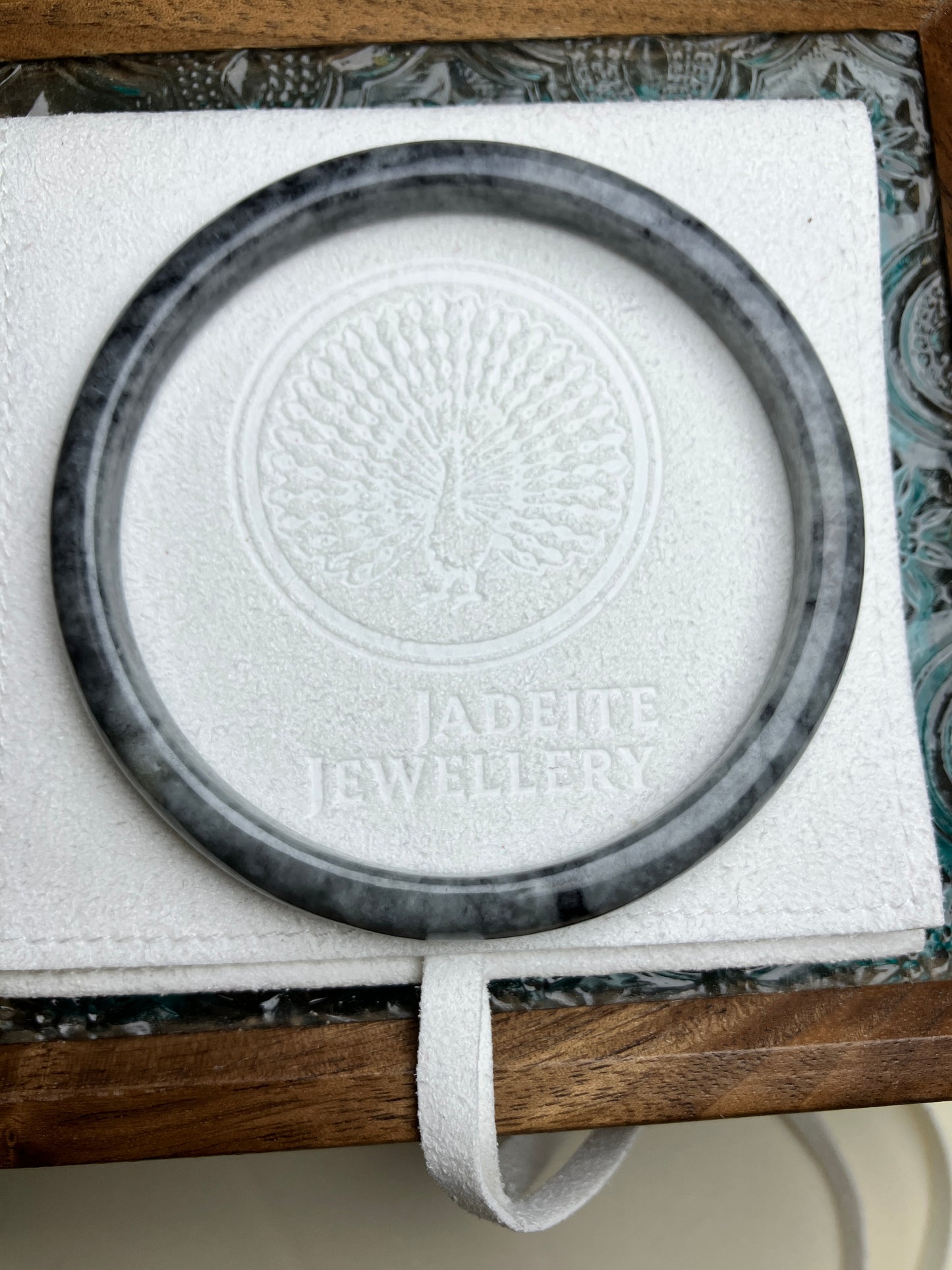 Vintage Jadeite Black floral Bangle 天然黑白花烏雞細圓條翡翠玉鈪 復古系列(58mm)(JB00791)