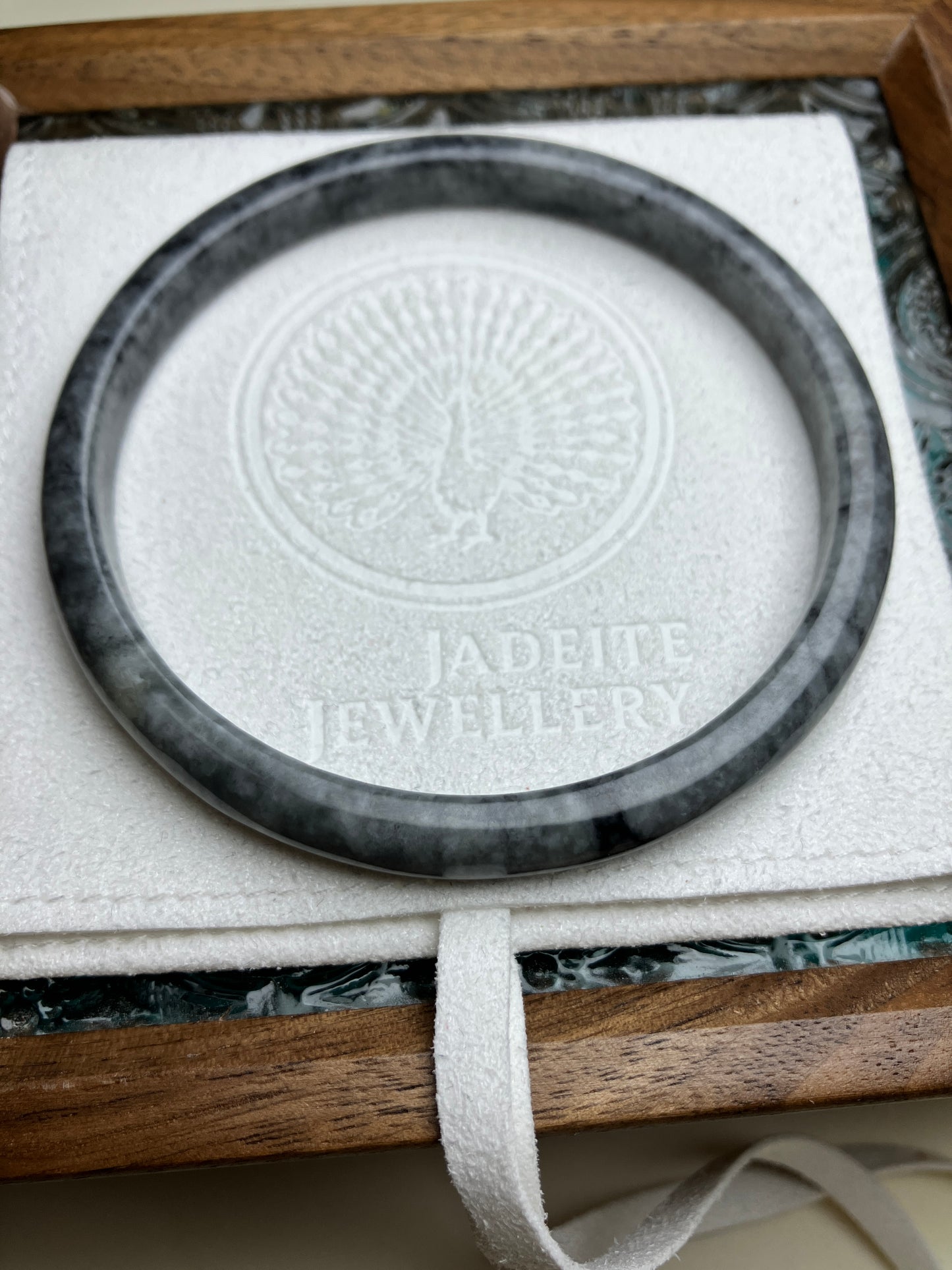 Vintage Jadeite Black floral Bangle 天然黑白花烏雞細圓條翡翠玉鈪 復古系列(58mm)(JB00791)