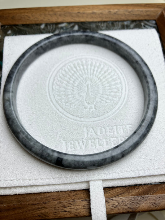 Vintage Jadeite Black floral Bangle 天然黑白花烏雞細圓條翡翠玉鈪 復古系列(58mm)(JB00791)