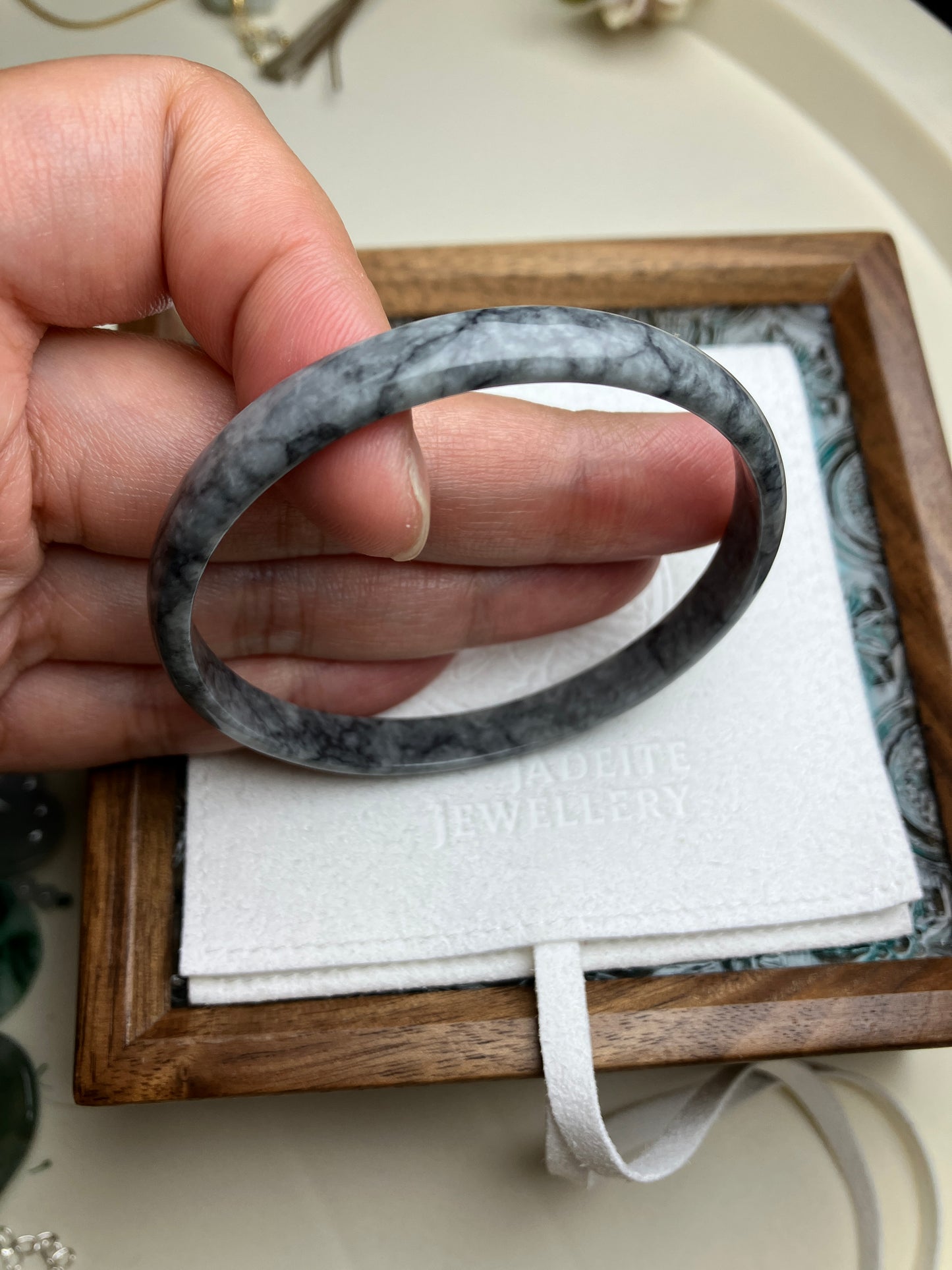 Vintage Jadeite Black floral Bangle 天然黑白花烏雞細圓條翡翠玉鈪 復古系列(53mm)(JB090235)