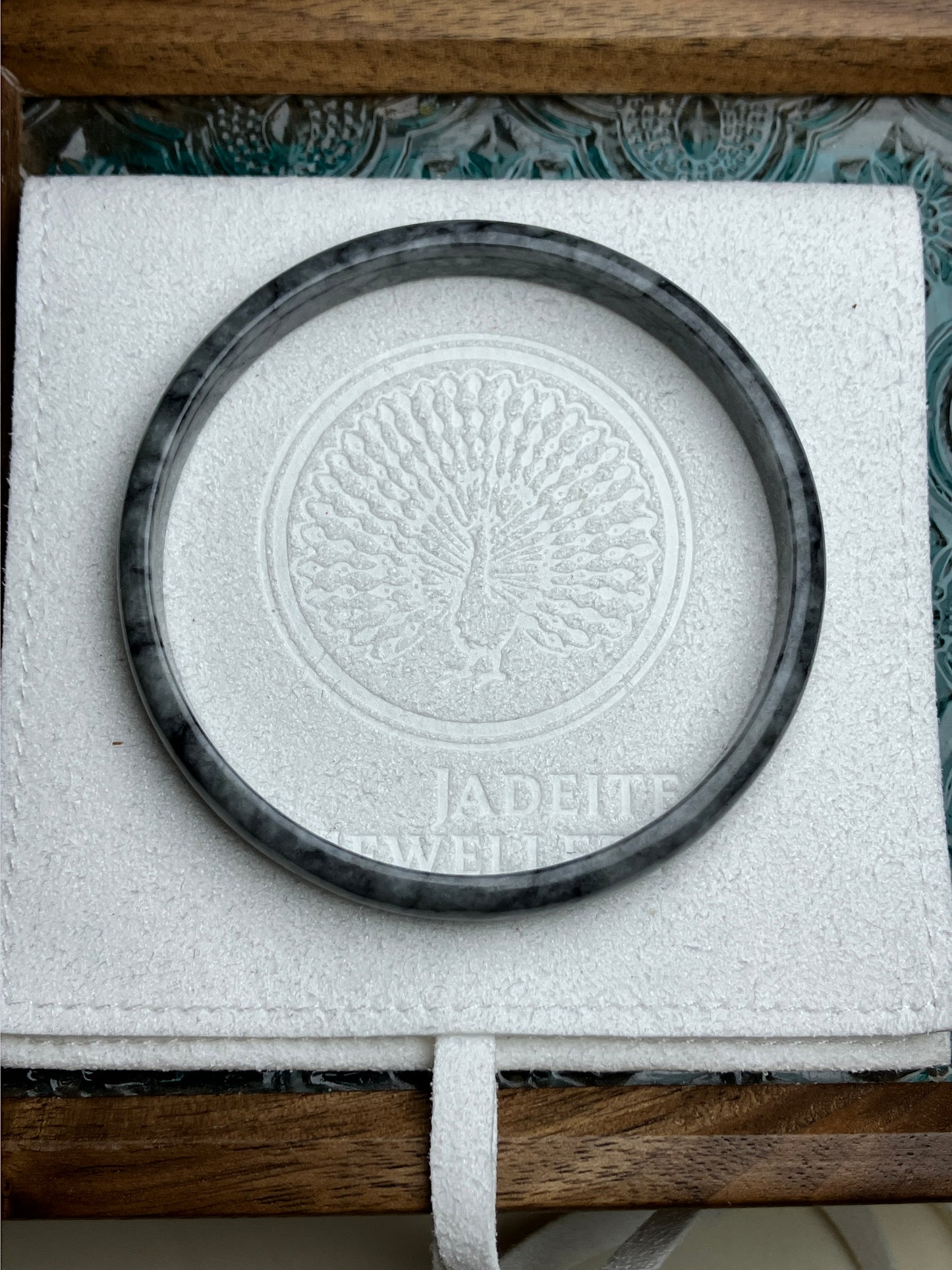 Vintage Jadeite Black floral Bangle 天然黑白花烏雞細圓條翡翠玉鈪 復古系列(53mm)(JB090235)